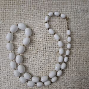 Monet Necklace in White Ànd Gold. Vintage